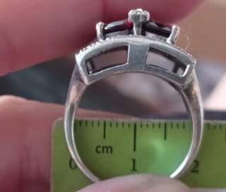 Gran anillo Art Dèco con granates.