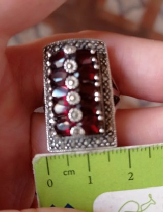 Gran anillo Art Dèco con granates.