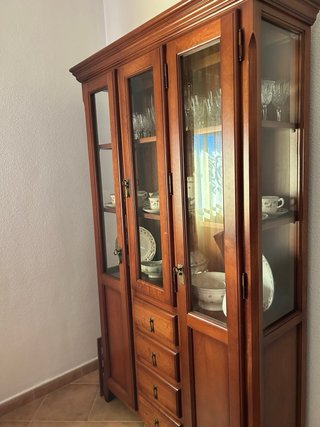 Vitrina de madera con puertas de cristal
