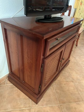 Vitrina de madera con puertas de cristal