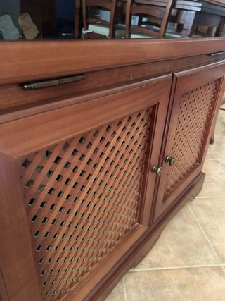Vitrina de madera con puertas de cristal