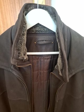Chaqueta polipiel marrón con cuello