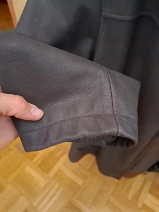 Chaqueta polipiel marrón con cuello