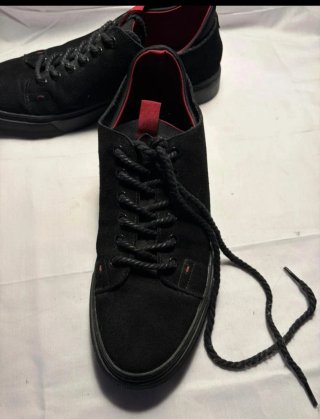 Deportivas negras ante