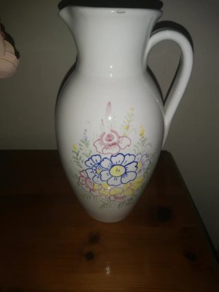 Jarrón antiguo de cerámica pintado
