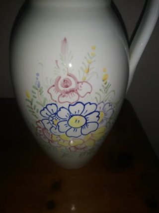 Jarrón antiguo de cerámica pintado