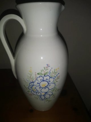 Jarrón antiguo de cerámica pintado