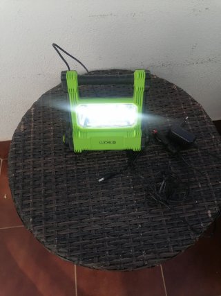 Lámpara a batería Luceco