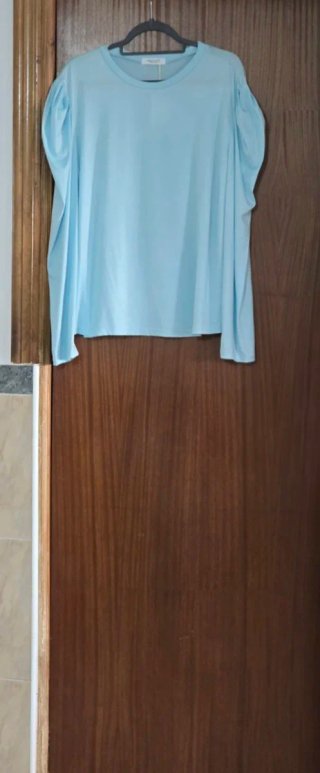 Camiseta celeste de manga larga gigot