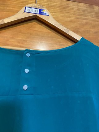 Blusa verde azulado con pedrería