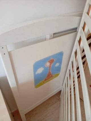 Cuna infantil con dibujo de jirafa