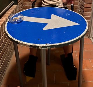 Una mesa hecha con una señal de trafico