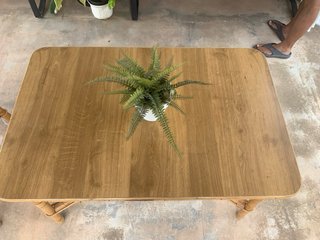 Mesa de bambú y madera