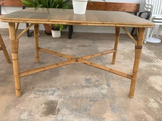 Mesa de bambú y madera
