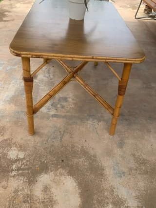 Mesa de bambú y madera