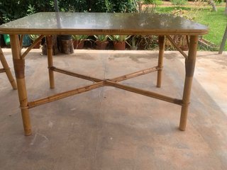 Mesa de bambú y madera