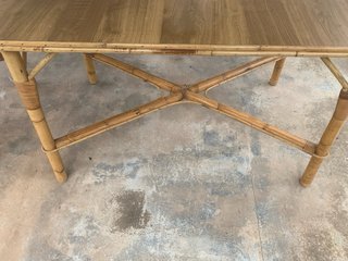 Mesa de bambú y madera