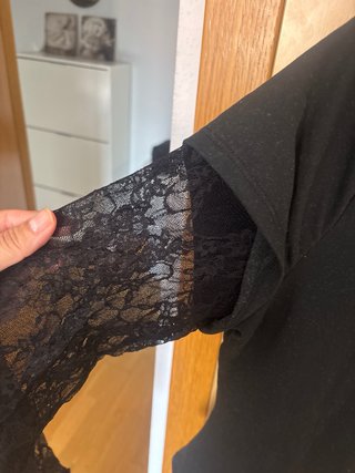 Camiseta negra con mangas de encaje