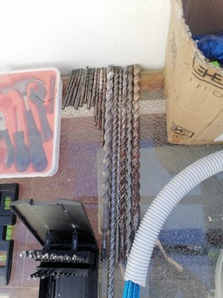 Herramientas varias para construcción.
