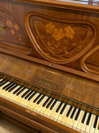 Piano antiguo de madera