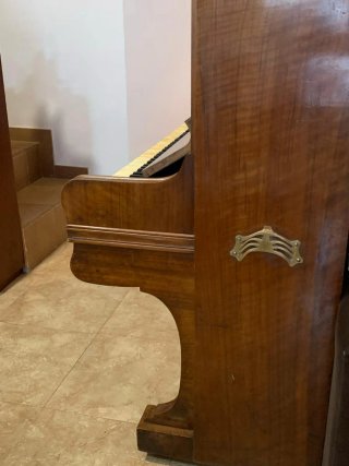 Piano antiguo de madera