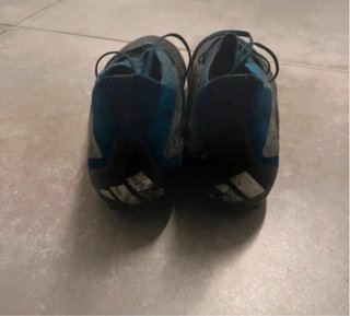 Botas de fútbol azules y plateadas