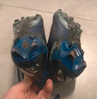 Botas de fútbol azules y plateadas