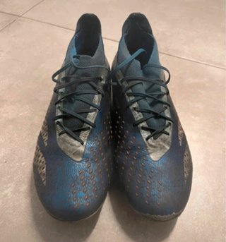 Botas de fútbol azules y plateadas