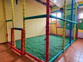 Parque de bolas y pista de fútbol