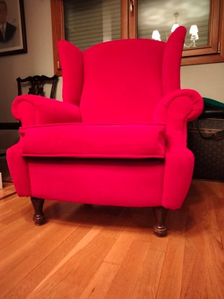 Dos sillones orejeros rojos