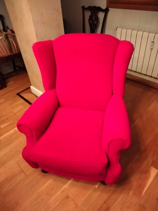 Dos sillones orejeros rojos
