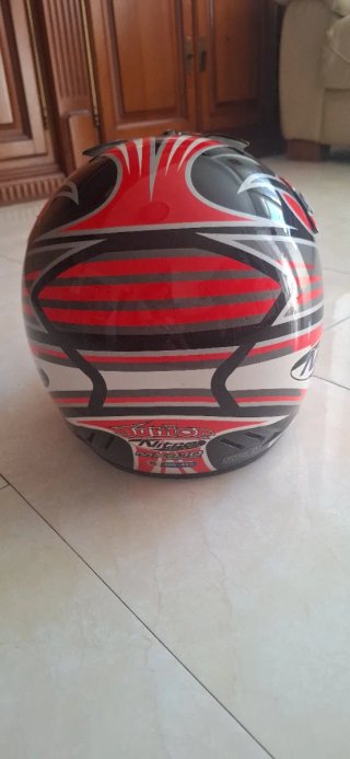 Casco de moto integral rojo y negro