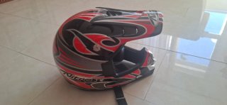 Casco de moto integral rojo y negro