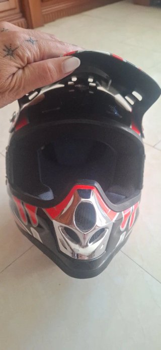 Casco de moto integral rojo y negro