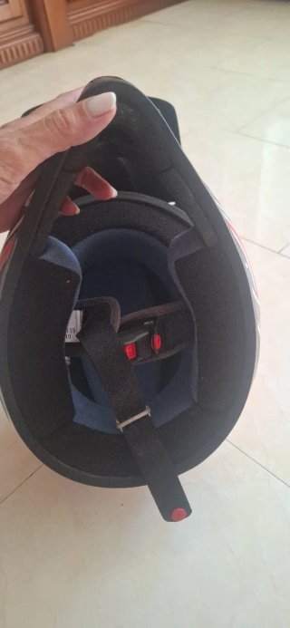 Casco de moto integral rojo y negro