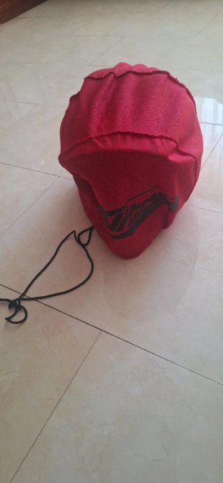 Casco de moto integral rojo y negro