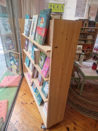 Expositor de libros de madera