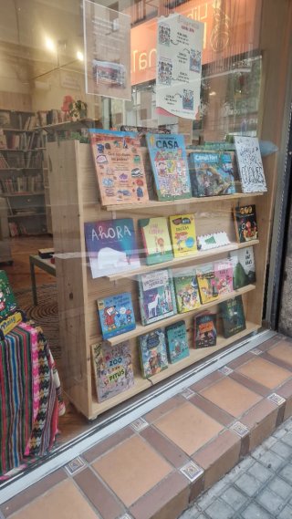 Expositor de libros de madera