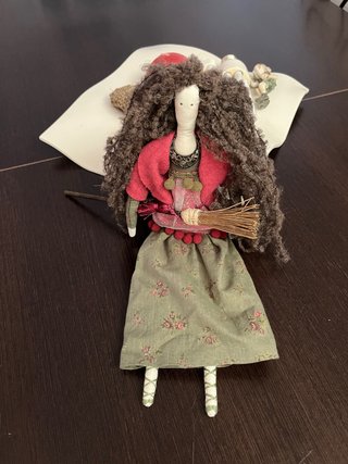 Muñeca de trapo brujita con escoba