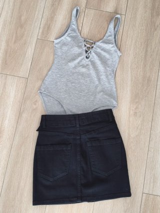 Conjunto falda negra y body gris
