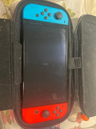 Nintendo Switch OLED con funda azul y roja