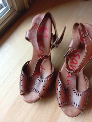 Sandalias de piel mujer con tacón ,no me deja pone