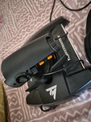 Thrustmaster Joystick y Acelerador