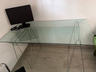 Mesa oficina de cristal y metal y sillon y monitor