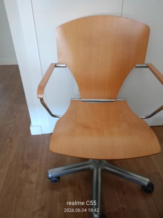 Silla de escritorio regulable madera y metal.