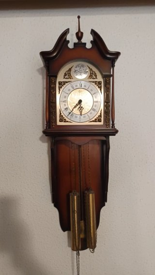 Reloj de péndulo antiguo de madera