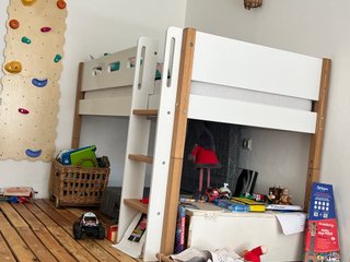 Cama alta infantil con colchón