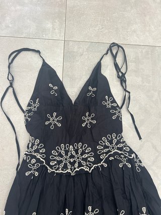 Vestido negro Zara bordado flores
