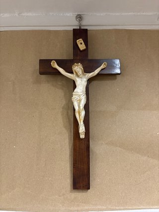 Crocefisso in legno e figura in resina
