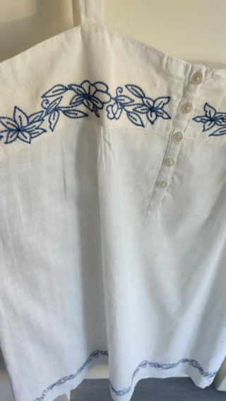 Camisón blanco con bordado azul